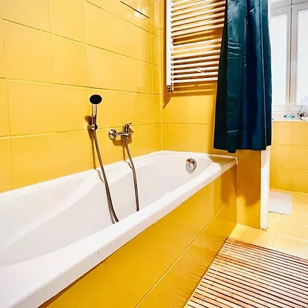 Sunny - In Zone With Private Garage Appartement *