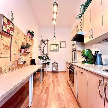Sunny - In Zone With Private Garage