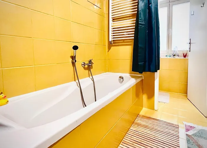 Sunny - In Zone With Private Garage Appartement *